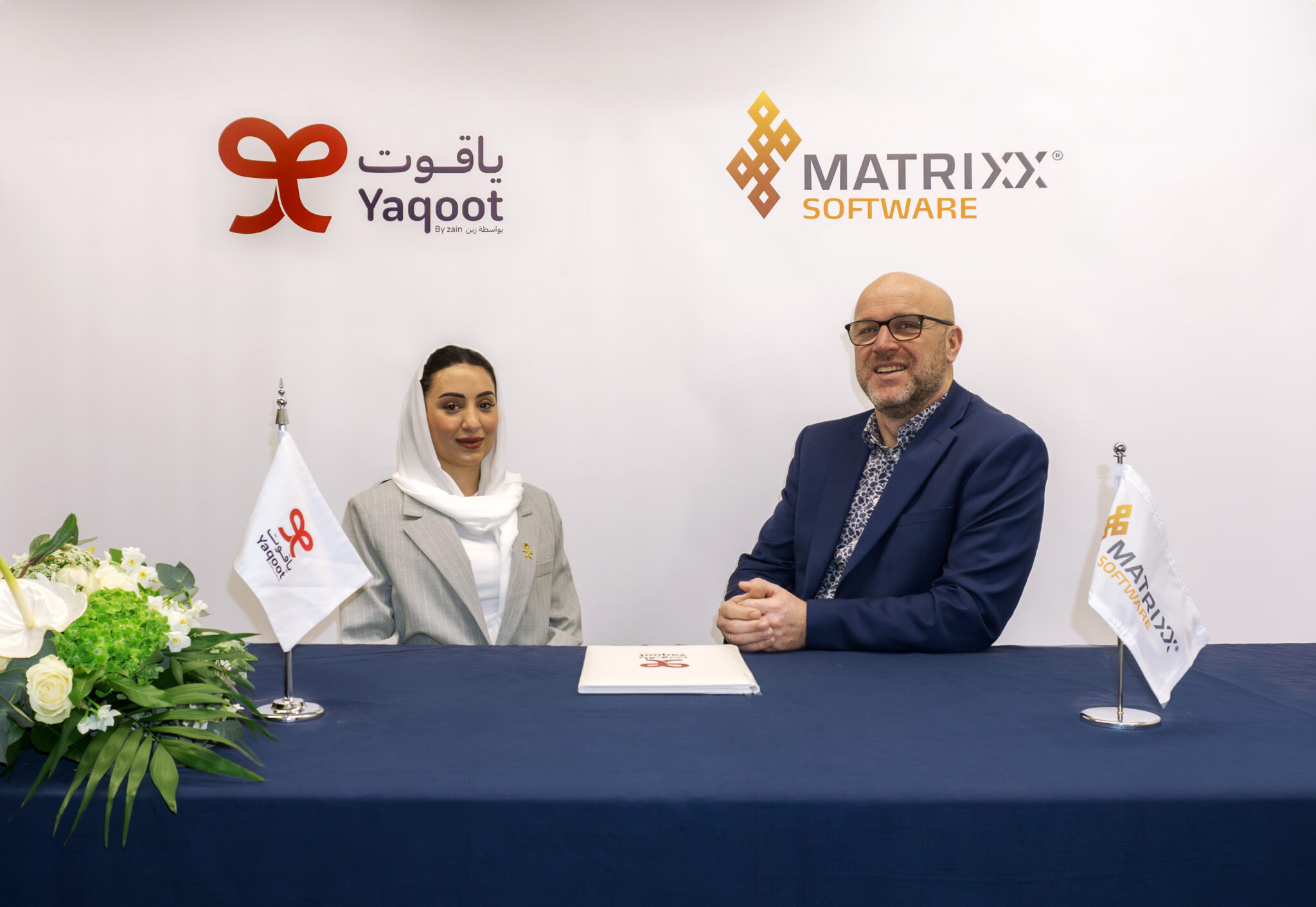 Njoud Alshehri, Zain KSA’s Digital Executive General Manager, and André Gunnberg, MATRIXX Chief Revenue Officer, sign the Memorandum of Understanding in Barcelona, February 2024